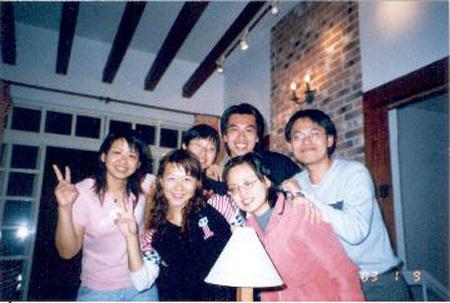 2003 (6).jpg - Jan 9, 2003  老師慶生會(老師家) [Birthday Party for Prof. Shi-Yen Shiau (Prof. Shiau's house)]-6